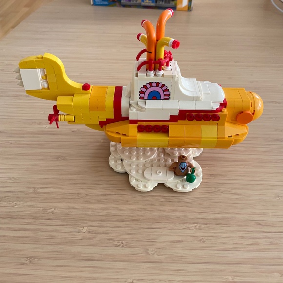 LEGO Ideas: The Beatles Yellow Submarine (21306) - Picture 4 of 9